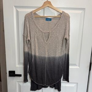 Blue Sky Taupe to Charcoal Ombre Keyhole Pullover